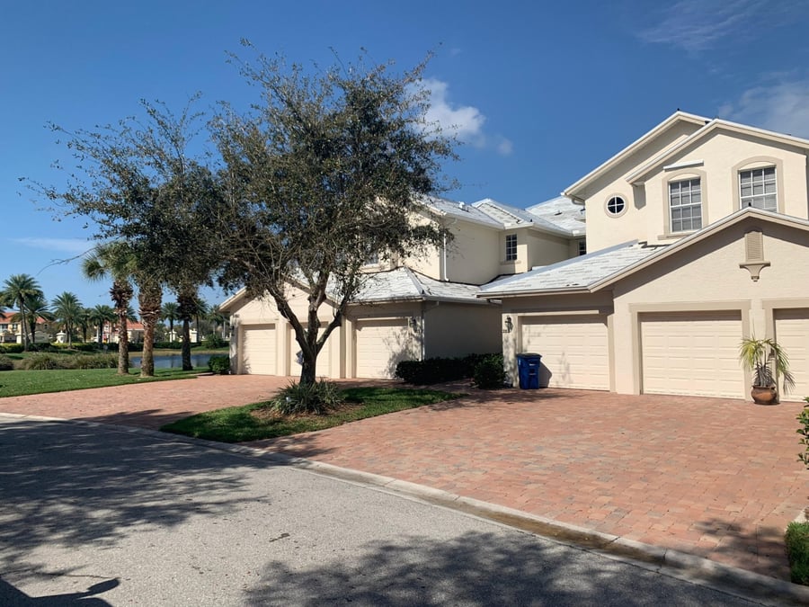 Lakeside coach home driveway in red-blend pavers
